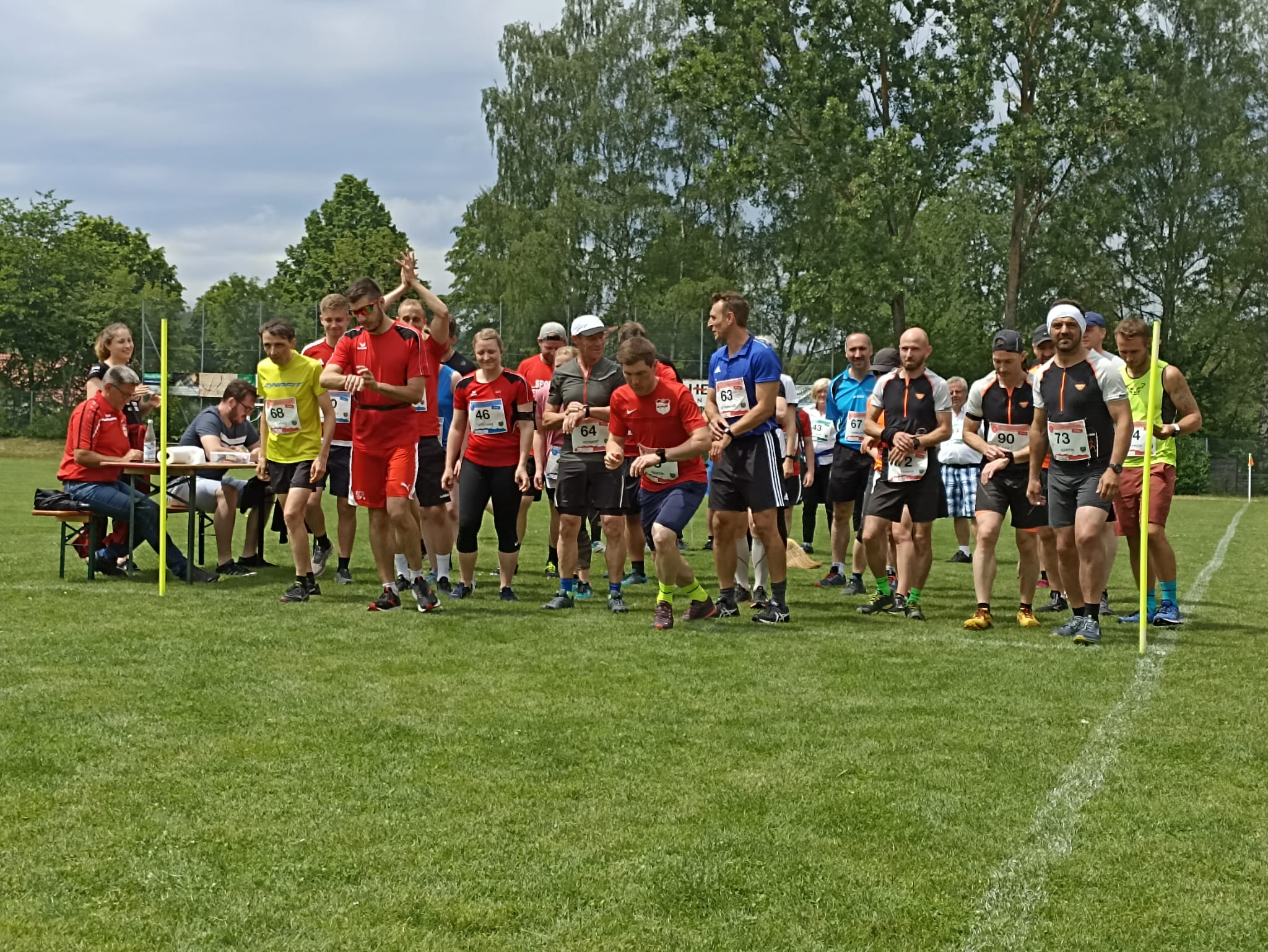 Die Teilnehmer des Walkings (6 km) und der Läufe (6 sowie 10 km).